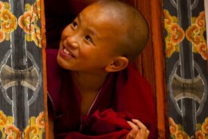 Kind Mönch in Bhutan