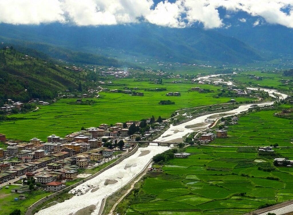 Thimphu Tall von Oben mit Fluss in der Mitte in Bhutan