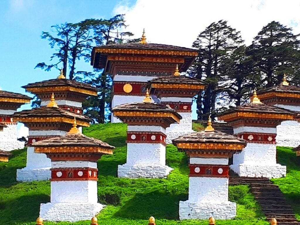 Mehrere Stupas am Dochula  Pass in Bhutan