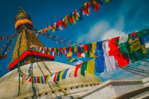 Boudhanath Stupa mit tibetischen Gebetsfahnen