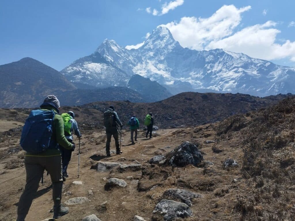 Kunden von geoDiscovery Tours auf dem Weg zum Ama Dablam Base Camp