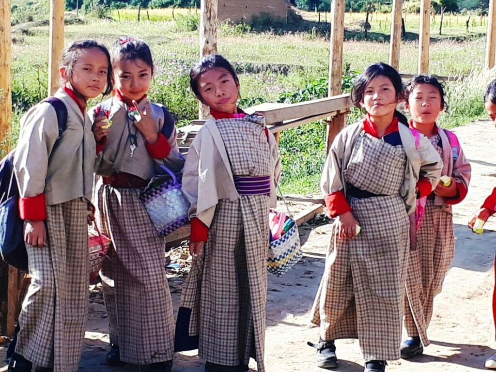 Kinder auf dem Weg zur Schule im Land des Glücks, in Bhutan