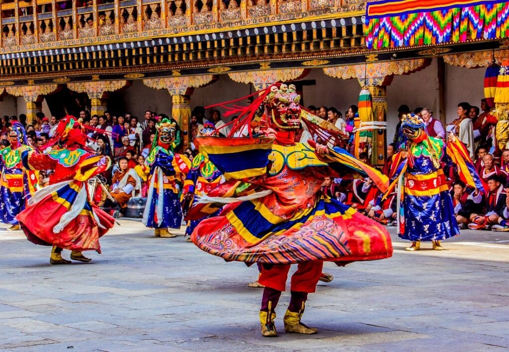 Bhutanische Maskentäntzer beim tantzen