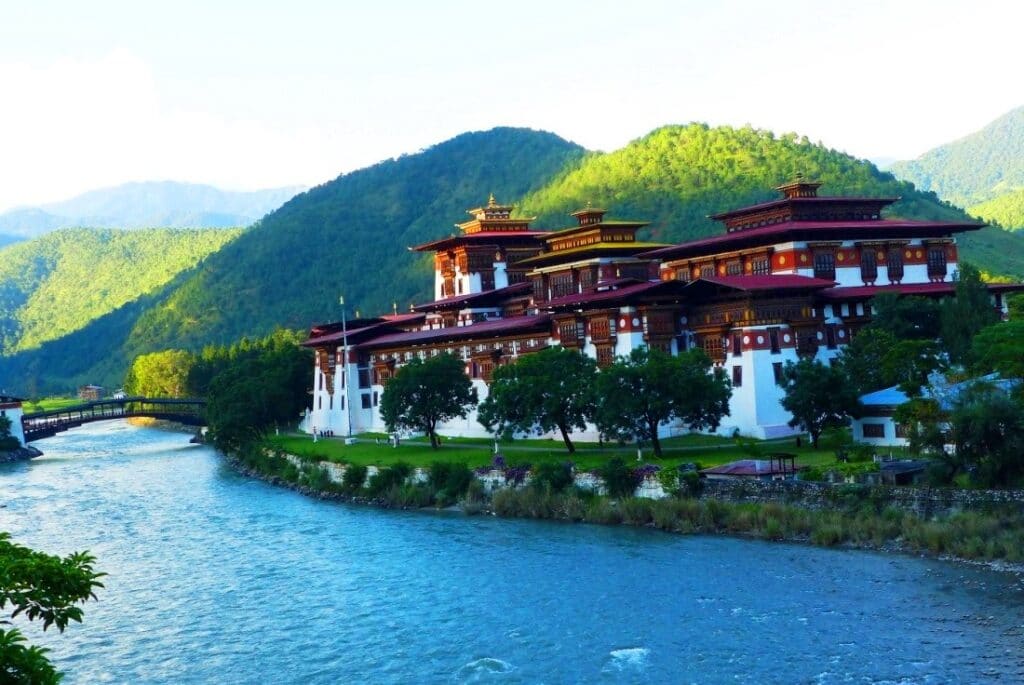 Punakha Dzong am Fluss in Bhutan mit Fluss an der Vorderseite und Hügeln Rückseite