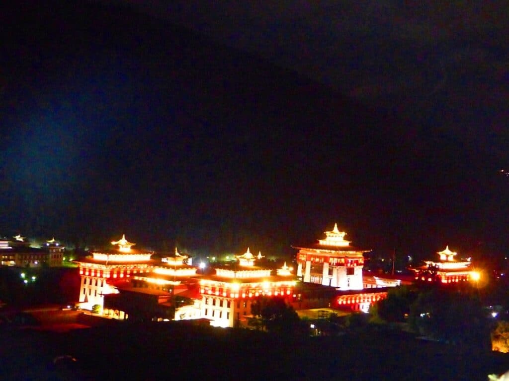 Rot-Weiß beleuchteter Paro Dzong am Nacht