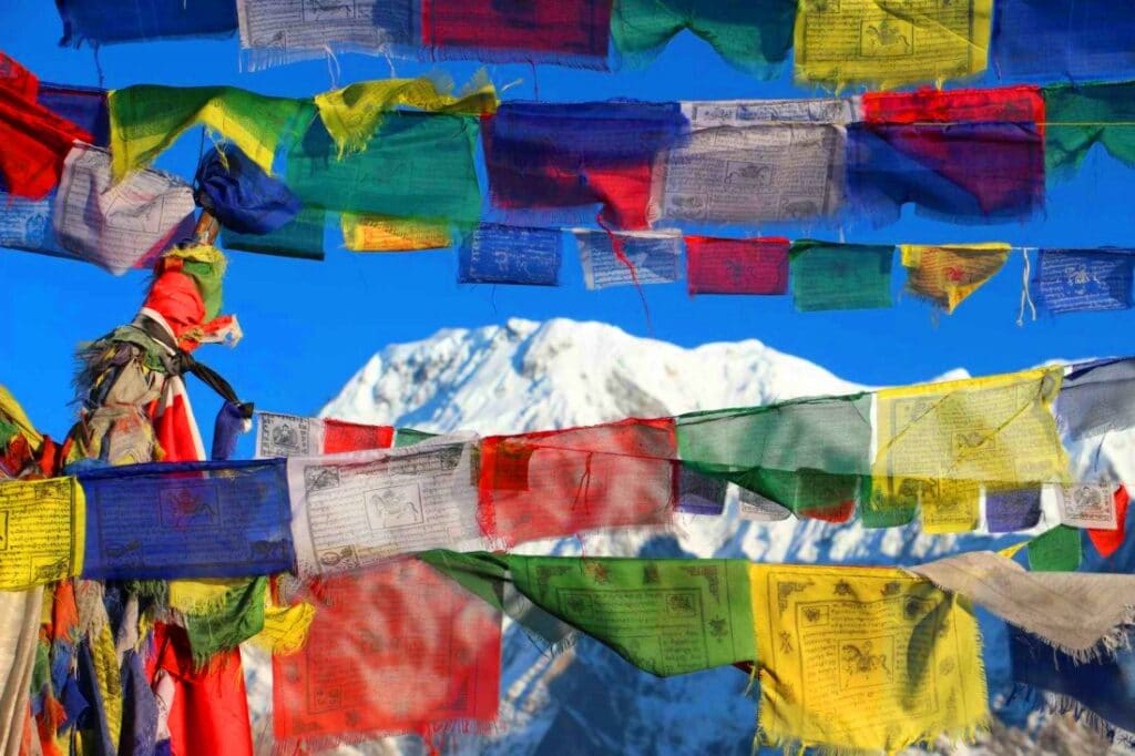 Dhaulagiri Berg versteckt hinter Gebetsfahnen in Nepal