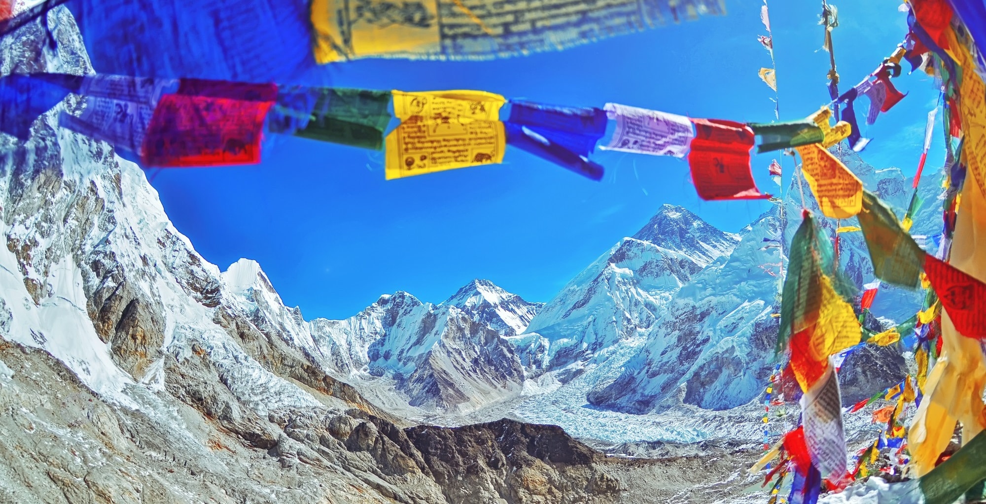 Nepal Gebirge - Everest Region mit Gebetsfahnen