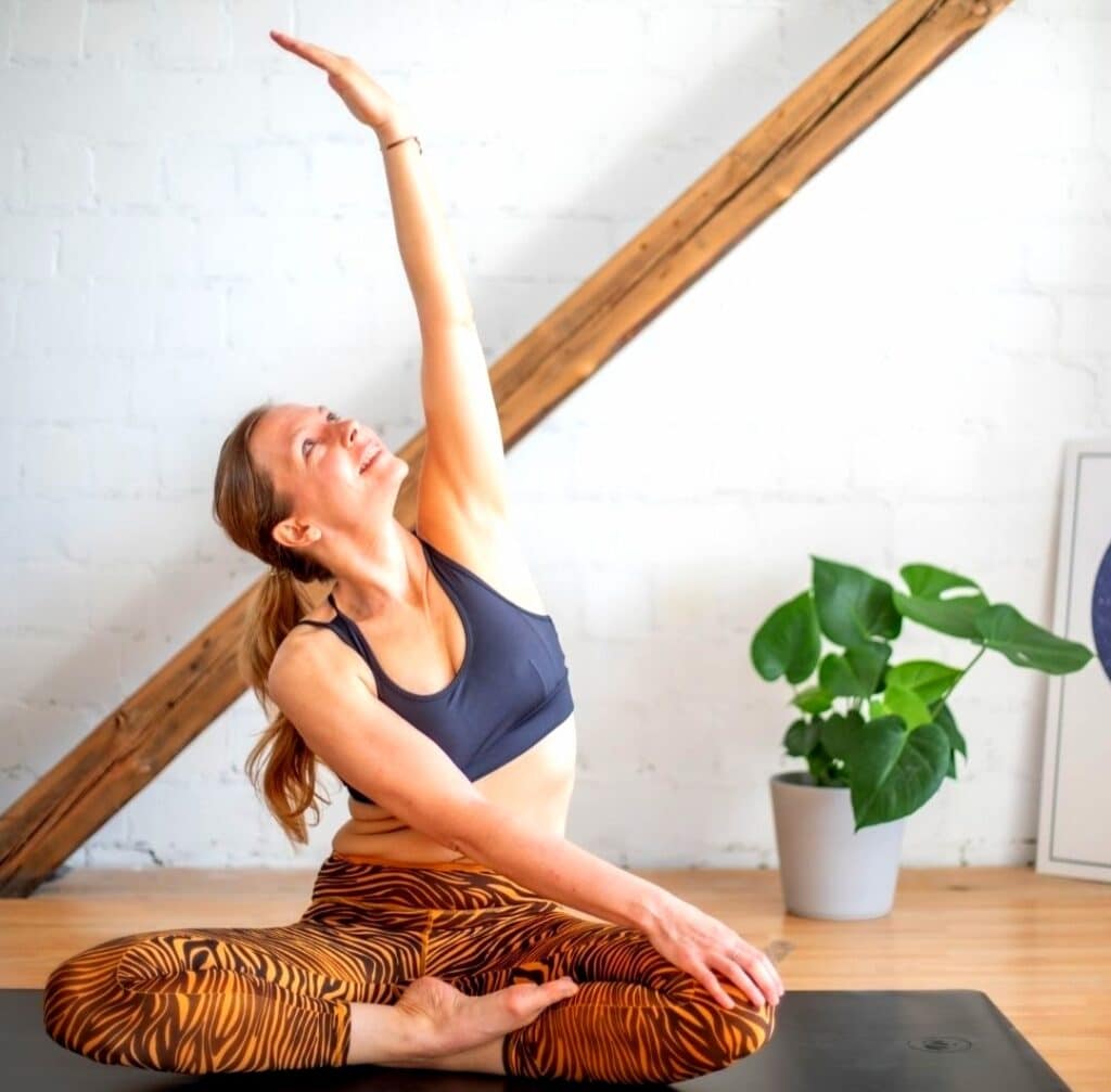 Dieses Bild hat ein leeres alt-Attribut; sein Dateiname ist Cora-Yoga-mit-geoDiscovery-Tours-1024x1007.jpg
