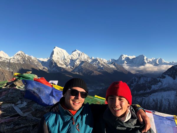 Kunden auf dem Gokyo Ri - Himalaya Gebirge im Hintergrund